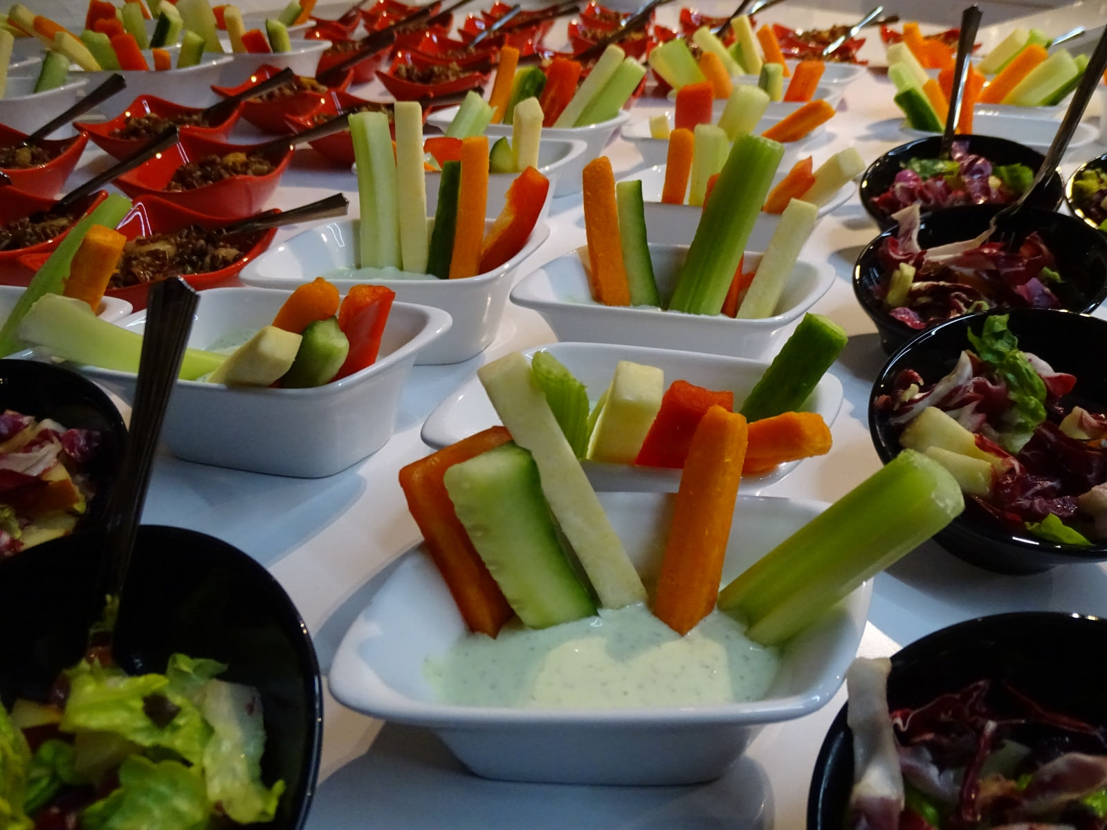 Frische Gemüsesticks mit Kräutercreme Vegetarisches Catering