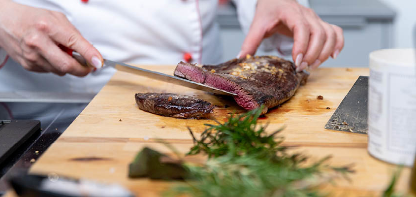 Steak anschneiden Edda Schmidt Catering Leipzig Fingerfood