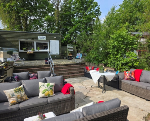 Biergarten unterm Ginkgobaum sommerliches Wohnzimmer