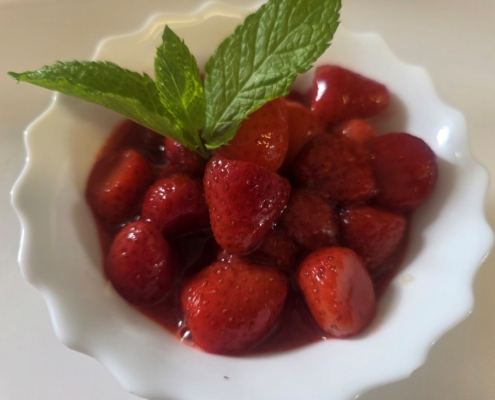Milchreis mit heissen Erdbeeren