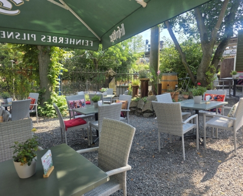 Biergarten unterm Ginkgobaum